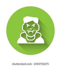 Icono de Vampiro blanco aislado con una sombra larga. Feliz fiesta de Halloween. Botón Círculo verde. Vector