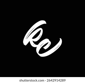 Estilo blanco de la caligrafía de la letra de la mano del cepillo del logotipo de las letras del Vector en fondo negro inicial KC