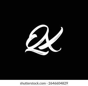 Estilo blanco de la caligrafía de las letras de la mano del pincel del logotipo de las letras del Vector en fondo negro Initial QX