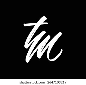 Estilo blanco de la caligrafía de las letras de la mano del cepillo del logotipo de las letras del Vector en fondo negro Initial TM