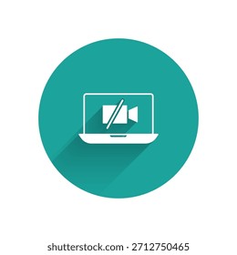 Weiße Videokamera Aus auf Laptop-Bildschirm Symbol einzeln mit langem Schatten. Kein Video. Grüner Kreis-Knopf. Vektorgrafik