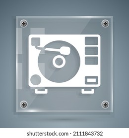 Weißer Vinyl-Player mit einer Vinylscheibe einzeln auf grauem Hintergrund. Viereckige Glasplatten. Vektorgrafik