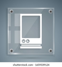 Assistenzsymbol der White Voice, einzeln auf grauem Hintergrund. Sprachsteuerungs-Benutzerschnittstelle, intelligenter Lautsprecher. Viereckige Glasplatten. Vektorillustration-Illustration