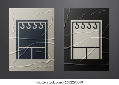 Icono del guardarropa blanco aislado sobre fondo de papel desmitificado. Estilo de arte de papel. Ilustración vectorial