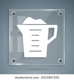 Polvo de lavado blanco en un icono de taza medidora aislado sobre fondo gris. Paneles de vidrio cuadrados. Vector