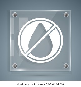 Icono prohibido de Agua Blanca aislado en fondo gris. Sin signo de agua. Paneles de vidrio cuadrado. Ilustración vectorial