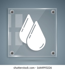 Icono de gota de agua blanca aislado en fondo gris. Paneles de vidrio cuadrado.  Ilustración vectorial