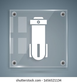 Icono de filtro de agua blanca aislado en fondo gris. Sistema de filtración de agua. Sistema de osmosis inversa. Paneles de vidrio cuadrado.  Ilustración vectorial