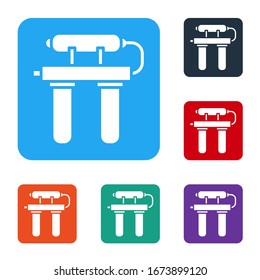 Icono de filtro de agua blanca aislado en fondo blanco. Sistema de filtración de agua. Sistema de osmosis inversa. Establecer iconos en botones cuadrados de color.  Ilustración vectorial
