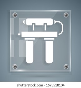 Icono de filtro de agua blanca aislado en fondo gris. Sistema de filtración de agua. Sistema de osmosis inversa. Paneles de vidrio cuadrado. Ilustración vectorial