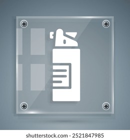 Icono de botella de aceite de armas blancas aislado sobre fondo gris. Cuidado de armas. Paneles de vidrio cuadrados. Vector