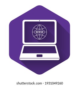 Sitio web blanco en el icono de pantalla de un portátil con una gran sombra. Globo en la pantalla del portátil. Símbolo de la web a nivel mundial. Símbolo de Internet para el diseño de su sitio web, logotipo. Botón hexágono púrpura. Ilustración vectorial