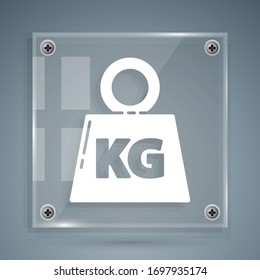 Icono de peso blanco aislado en fondo gris. Bloque de peso Kilogramo para el levantamiento de peso y la escala. Símbolo de masa. Paneles de vidrio cuadrado. Ilustración vectorial