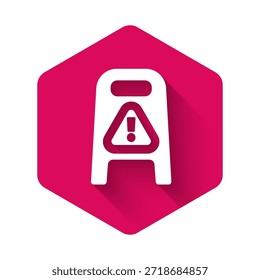 Blanco Piso mojado y limpieza en progreso icono aislado con sombra larga. Concepto de servicio de limpieza. Botón hexagonal rosa. Ilustración vectorial