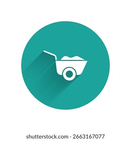 Icono de carretilla blanca aislado con sombra larga. Equipo de herramientas. Agricultura granja de ruedas de Carrito. Botón de círculo verde. Vector