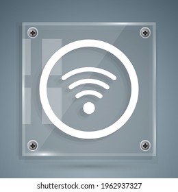 Icono de símbolo de red inalámbrica Wi-Fi en blanco aislado en fondo gris. Paneles de vidrio cuadrado. Ilustración vectorial