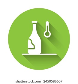 Weißwein-Temperatur-Symbol isoliert mit langem Schatten-Hintergrund. Grün Kreis Button. Vektorgrafik