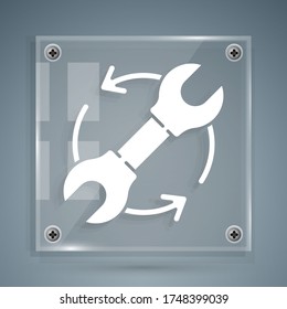 Giro en blanco y flechas como icono de flujo de trabajo aislado en fondo gris. Ajuste, servicio, configuración, mantenimiento, reparación, arreglo. Paneles de vidrio cuadrado. Ilustración vectorial