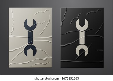 Icono de la llave inglesa aislada sobre fondo de papel desmitificado. Estilo de arte de papel.  Ilustración vectorial