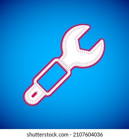 Icono de spanner de la llave blanca aislado en fondo azul. Herramienta de reparación del distribuidor. Símbolo de herramienta de servicio.  Vector