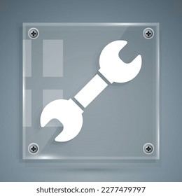 Icono de spanner de la llave blanca aislado en fondo gris. Herramienta de reparación del distribuidor. Símbolo de herramienta de servicio. Paneles de vidrio cuadrado. Vector