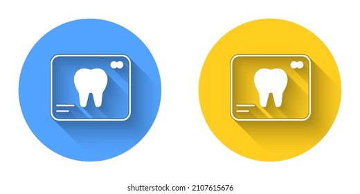 Rayo X blanco del icono dental aislado con fondo de sombra larga. Radiografía dental. Imagen radiológica. Botón Círculo. Vector