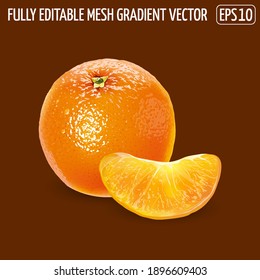 naranja entero con rodajas peladas sobre un fondo marrón.