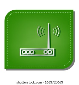 WLAN-Modem-Zeichen. Silber Farbverlauf-Symbol mit dunkelgrünem Schatten auf ökologisch gepflastertem grünem Blatt. Illustration.
