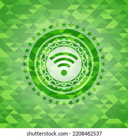 icono de señal wifi dentro del emblema verde con fondo de estilo ecológico mosaico. 