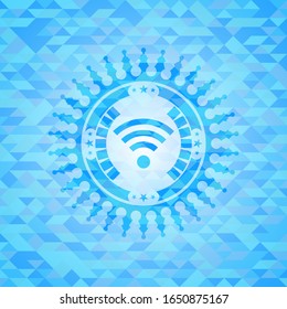 icono de señal wifi dentro del emblema de mosaico azul cielo realista