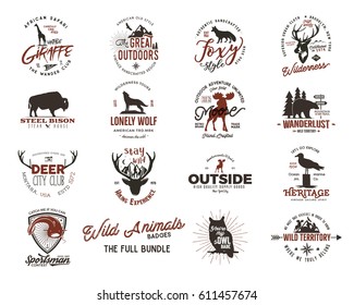 Juego de insignias para animales salvajes y grandes insignias de actividad al aire libre. Ilustraciones retro. Estilo de acampada tipográfica. Insignias vectoriales, logotipos con efecto de impresión de letras. Cotizaciones personalizadas del explorador