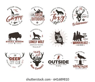 Juegos de insignias de animales salvajes y grandes insignias de actividades al aire libre. Ilustración retro de insignias animales. Estilo de acampada tipográfica. Logotipos de distintivos de animales vectoriales con efecto de letra. Citas personalizadas del explorador