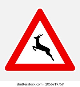 Animales salvajes (versión de ciervo) por delante de la señal de la carretera de peligro vector
