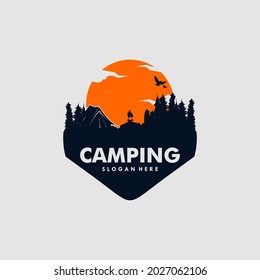 Plantilla vectorial de diseño de logotipo de campamento salvaje