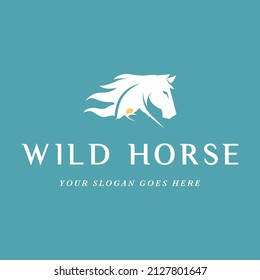 Logo vectorial de caballo salvaje, semental con montañas en el horizonte, hombres que fluyen en el viento