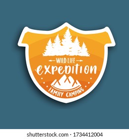 Expedición a la vida salvaje. Emblema de aventura al aire libre de camping, placa y parche de logotipo.