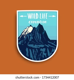 Expedición a la vida salvaje. Emblema de aventura al aire libre de camping, placa y parche de logotipo.