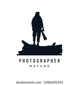 Silueta del logo del fotógrafo de naturaleza salvaje. Hombre con cámara en un tronco. Ilustración de diseño del vector