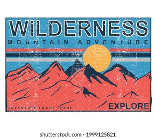 Wilderness erforscht Shirt Print Design. Gebirgsvektorkunst. Outdoor-Erkundung grafische Illustration.  