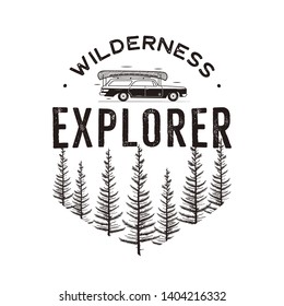 Wilderness Explorer Logo mit Campingwagen und Pinienwald. Monochrome Außenraumverkleidung im Retro-Stil. Explorer-Button. Vektorillustration einzeln