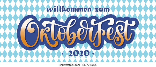 Willkommen zum Oktoberfest 2020 Vektorbanner-Poster. Illustration mit pinselbemalter Typografie und blauem, karierten Musterhintergrund. Festliches Design-Konzept für Bayerisches Bierfestival