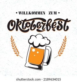  Willkommen Zum. Herzlich willkommen beim Oktoberfest Deutsch, auf dem Oktoberfest handgeschriebene Schrift mit Rollern und ein Glas Bier auf strukturiertem Hintergrund. Bierfestival, Vektorbanner. Feiern von Designvorlagen.