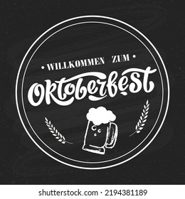 Willkommen Zum. Herzlich willkommen beim Oktoberfest Deutsch, auf dem Oktoberfest handgeschriebene Schrift mit Rollern und einem Glas Bier in einem Kreis auf der Tafel. Bierfestival, Vektorbanner. Feiern mit Designvorlagen