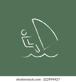 Mano de surf eólica dibujada con tiza en un icono blanco vectorial de pizarra aislado en un fondo verde.