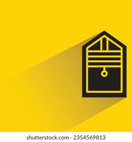 panel de ventana con sombra sobre fondo amarillo