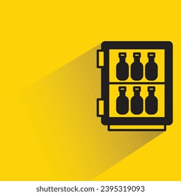 icono del enfriador de vino con sombra sobre fondo amarillo