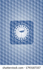 icono de copa de vino dentro del emblema azul o placa con fondo de patrón geométrico abstracto. 
