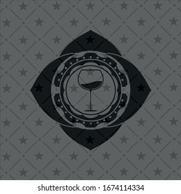 Weinbecher-Icon in dunklem Schild oder Emblem
