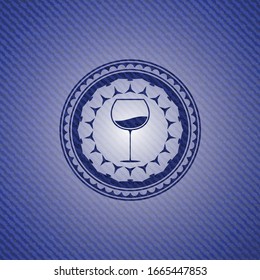 icono de copa de vino dentro del emblema con textura de denim