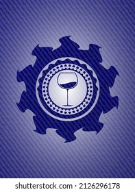 Weinbecher-Ikone im Emblem mit denim-hochwertigem Hintergrund. 